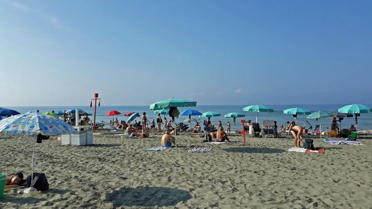 Zahlreiche Italiener verbrachten den Feiertag am Strand.