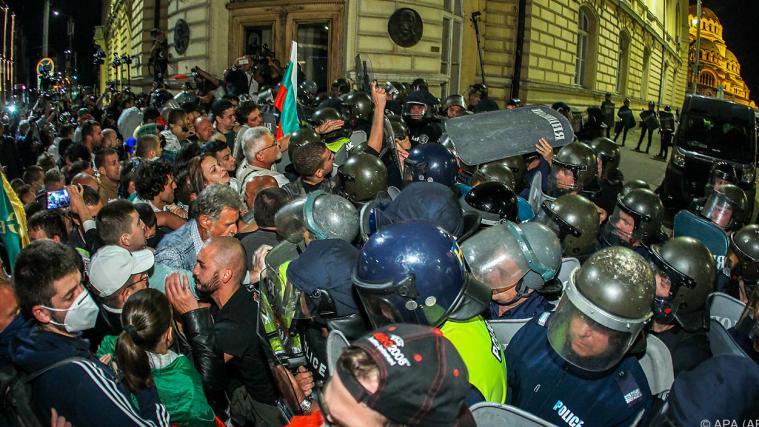 Beamte drängen Demonstranten zurück.