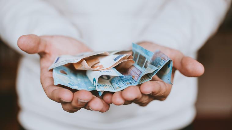 Bei gerechtfertigten Gründen kann die Landesverwaltung ihren Schuldnern eine Ratenzahlung aufgeteilt auf maximal 72 Monaten gewähren.