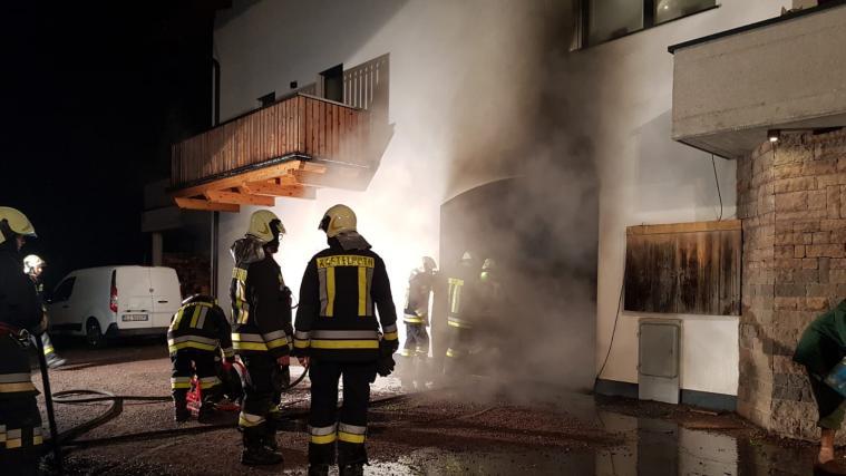 Beim nächtlichen Werkeln in einer privaten Werkstatt ist es in St. Vigil bei Kastelruth zu einem Brand gekommen.