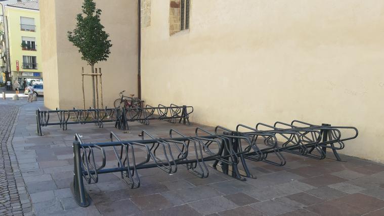 Bis Ende September werden in der Altstadt viele neue Fahrradständer montiert: Auf dem Dominikanerplatz können dann 120 Fahrräder abgestellt werden.