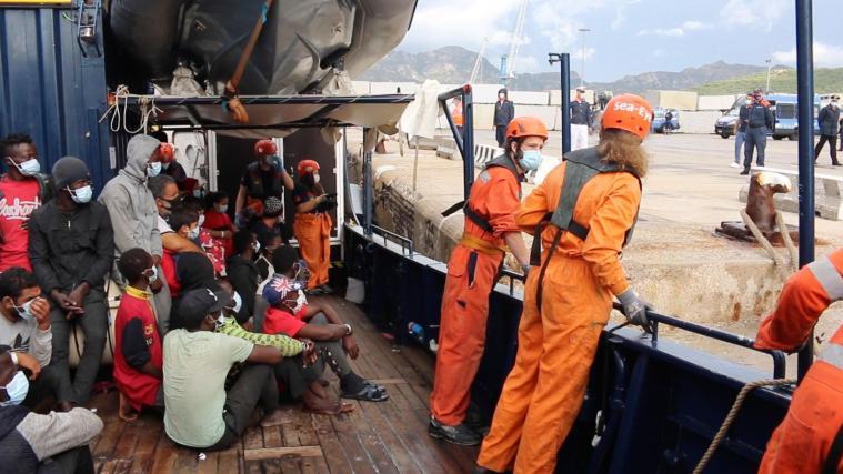 Das deutsche Rettungsschiff „Alan Kurdi“ hat am Freitag mit 125 Bootsmigranten an Bord im Hafen der italienischen Stadt Olbia auf Sardinien angelegt.