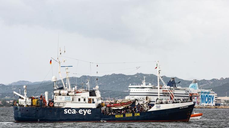 Das deutsche Rettungsschiff „Alan Kurdi“ hat mit 125 Bootsmigranten an Bord im Hafen der italienischen Stadt Olbia auf Sardinien angelegt.