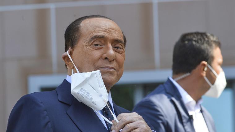 Dem Ex-Regierungschef Silvio Berlusconi wird vorgeworfen, Zeugen für eine Falschaussage in einem früheren Prozess bezahlt zu haben.