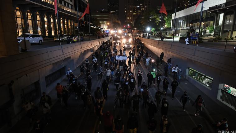 Demonstranten ignorieren die Sperrstunde in Louisville.