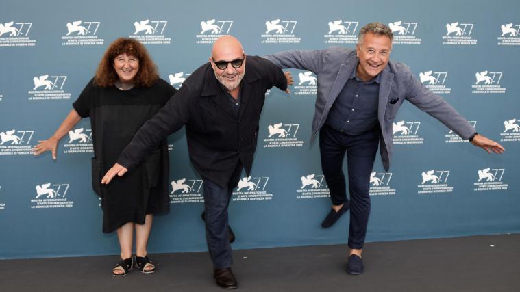 Der italienische Regisseur Gianfranco Rosi und die beiden italienischen Produzenten Donatella Palermo und Paolo Del Brocco bei der Premiere von „Notturno“ bei den 77. Filmfestspielen in Venedig.