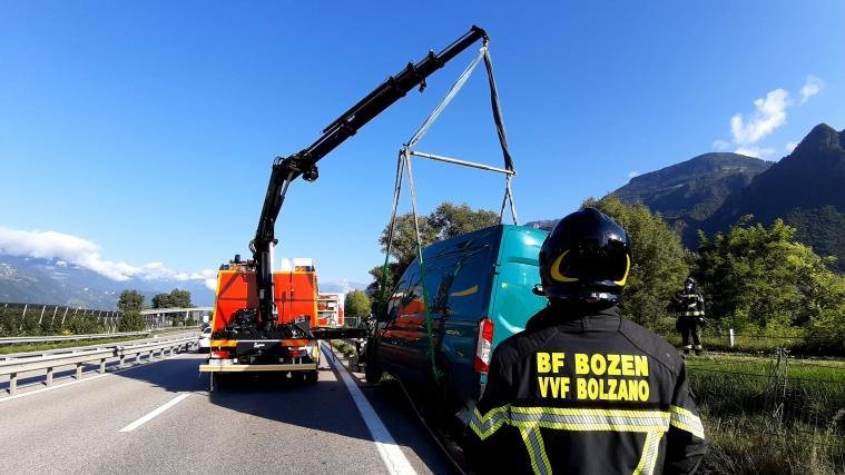 Der Kleinlaster konnte mittels Kran von der Berufsfeuerwehr Bozen geborgen werden.