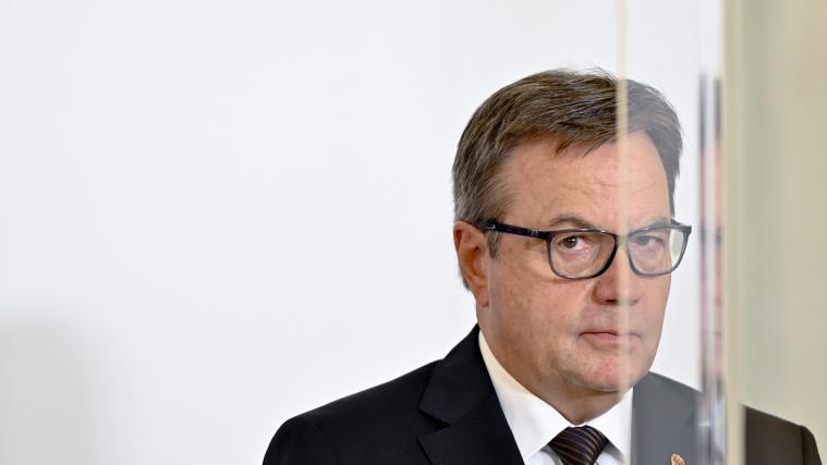 Der Landeshauptmann des Bundeslandes Tirol Günther Platter (ÖVP) sieht die Reisewarnung Deutschlands als einen „schweren Schlag“ für den Wirtschaftsstandort Tirol.