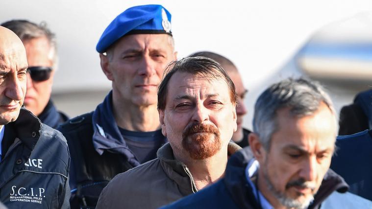 Der nach 25-jähriger Flucht im Ausland festgenommene Ex-Linksextremist Cesare Battisti ist in den Hungerstreik getreten.