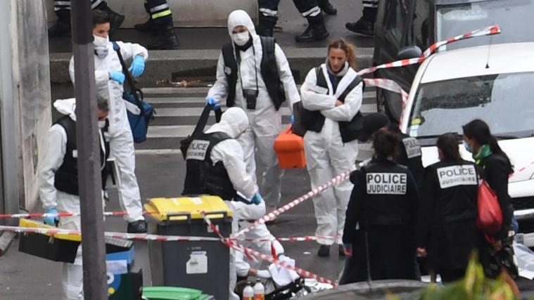 Der Vorfall hat am Freitag zu Mittag in der Nähe der ehemaligen Redaktionsräume des Satiremagazins „Charlie Hebdo“ ereignet.