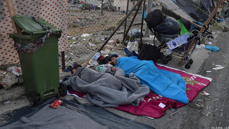 Die Flüchtlinge verbrachten eine weitere Nacht auf den Straßen.
