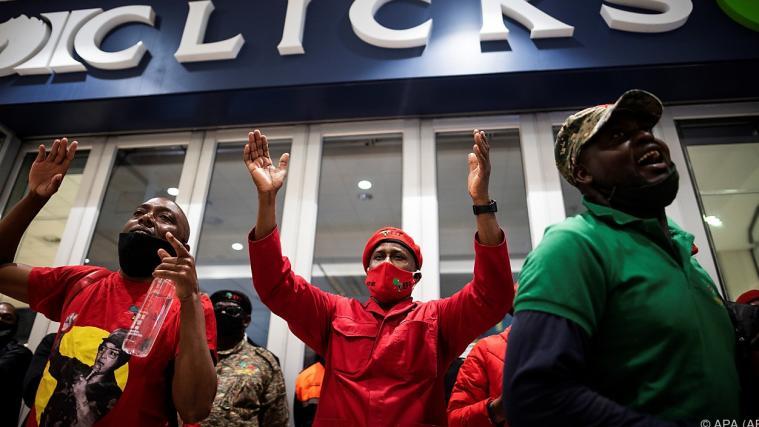 Die Haarwerbung hat Proteste vor Geschäften von Clicks in Südafrika ausgelöst.