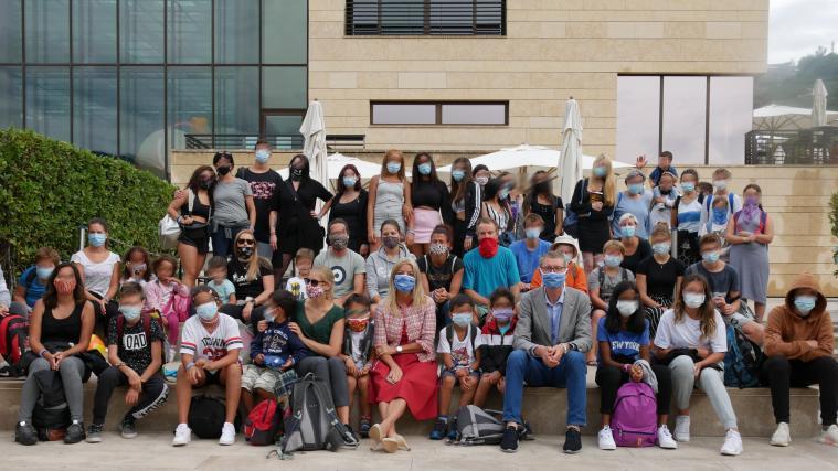 Die Kinderdorfkinder mit dem Präsidenten der Therme Meran Stefan Thurin und der Direktorin der Therme Meran Adelheid Stifter.