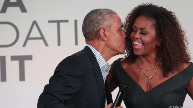 Die Obamas lachen von der Spitze.