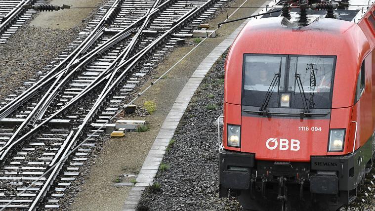 Die ÖBB führen ab 21. September österreichweit wieder eine Maskentragepflicht im geschlossenen Bahnhofsbereich ein.