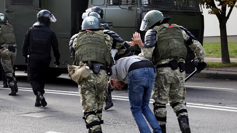 Die Polizei geht mitunter brutal gegen Demonstranten vor.