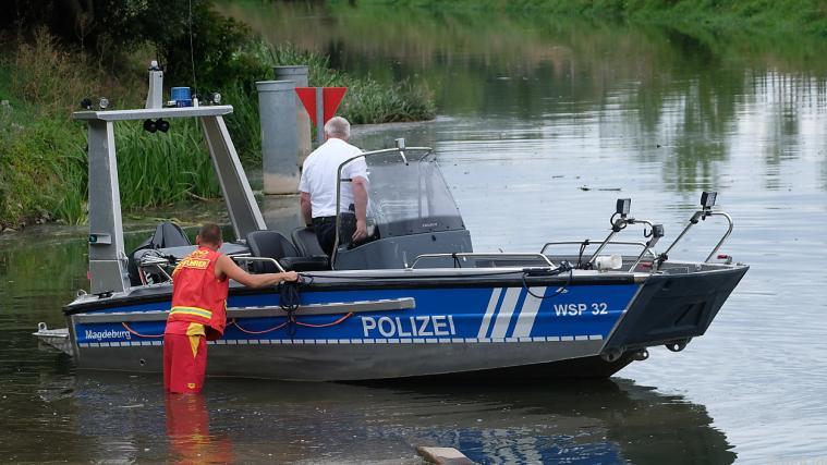 Die Wasserschutzpolizei sucht nach dem Tier.