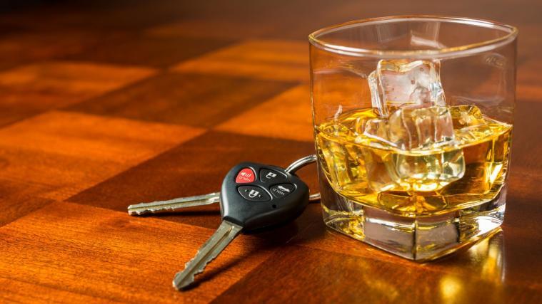 Ein 19-jähriger Probeführerscheinbesitzer war mit 2,34 Promille Alkohol im Blut unterwegs und verursachte dabei einen Unfall.