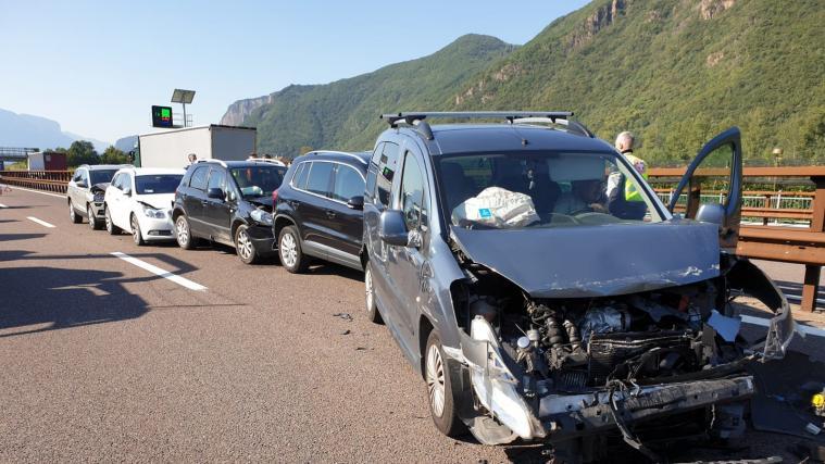 Ein aufsehenerregender Unfall mit mehreren Fahrzeugen und 22 Beteiligten ereignete sich am Samstag Morgen auf der A22