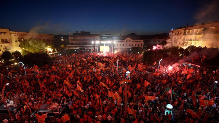 Eine Woche nach dem Wahlsieg der überwiegend pro-serbischen Opposition in Montenegro haben am Sonntagabend Zehntausende Menschen in Podgorica und anderen Städten für einen unabhängigen Staat demonstriert.