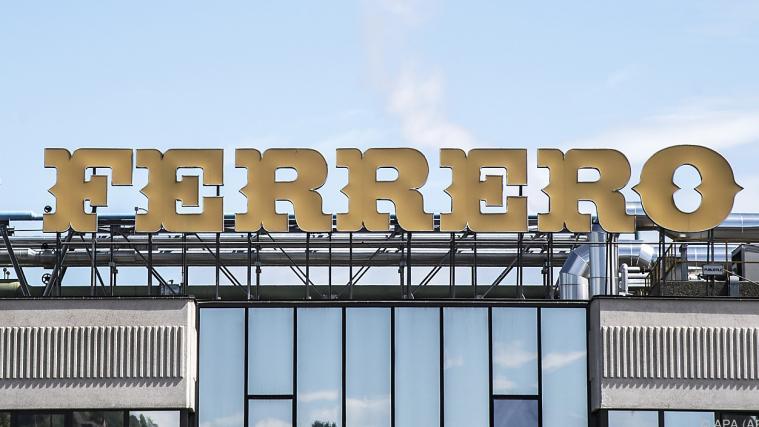 Ferrero zeigt sich gegenüber seinen Mitarbeitern mit einer wertschätzenden Geste.