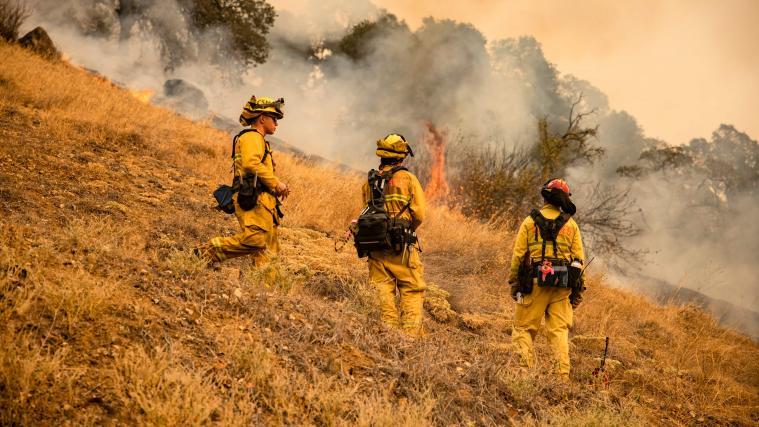 Feuerwehrleute in Kalifornien kämpfen weiterhin gegen die Flammen.