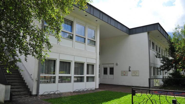 Im Kindergarten von Innichen ist in der deutschen Sektion der erste Corona-Fall in einer Südtiroler Bildungseinrichtung aufgetreten. Vorerst geschlossen ist nur die betroffene Sektion.