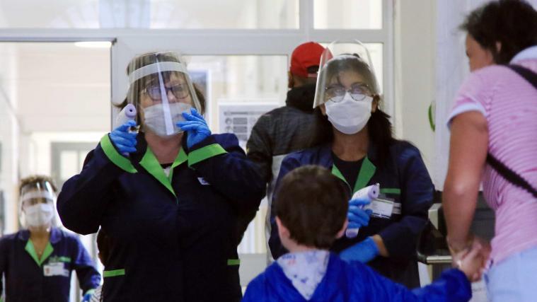 In Italien gibt es nach wie vor zahlreiche Infizierte. Sicherheit wird groß geschrieben. Im Bild ein Foto aus einer Schule in Mailand.