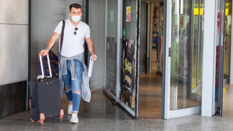 Italien ist weiterhin stark vom Coronavirus betroffen. Im Bild, ein Passagier beim Flughafen in Cagliari.