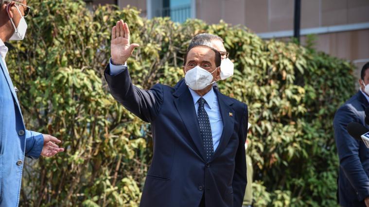 Italiens Ex-Premier Silvio Berlusconi verließ am Montag das Mailänder Spital.