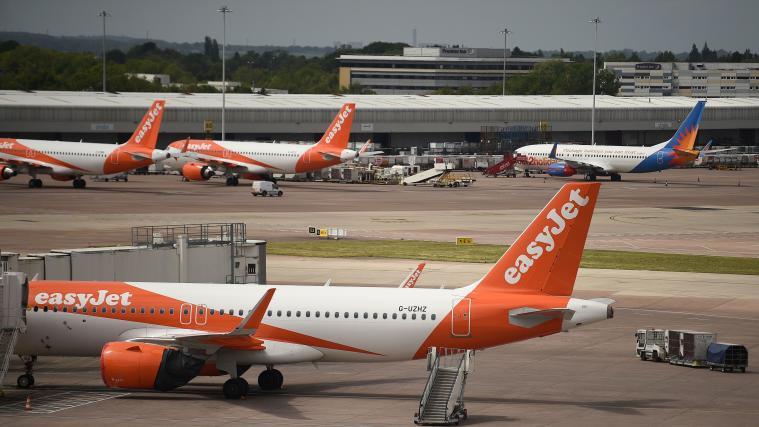 Mehrere Airlines sollen Flüge gecancelt und Passagieren das Geld für Flugtickets nicht zurückerstattet haben.