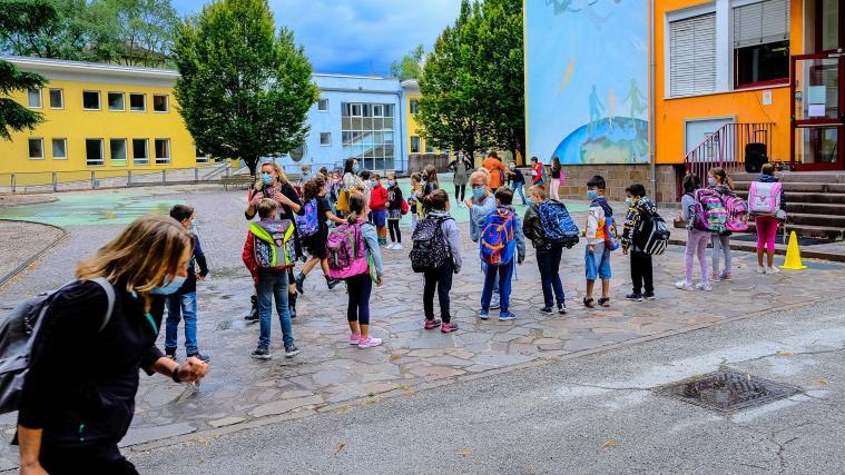 Nach 3 Monaten Lockdown und 3 Monaten Sommerpause kehren die Schüler wieder zurück in die Klassenzimmer. Im Bild: Grundschüler in Bozen am Montag.