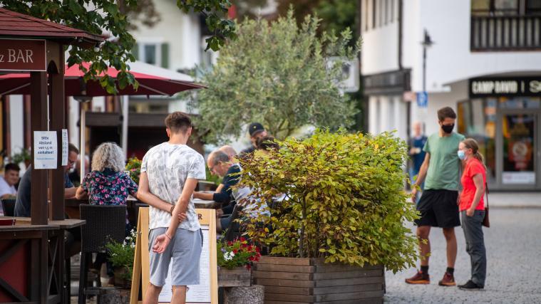 Nach einem heftigen Corona-Ausbruch im oberbayerischen Garmisch-Partenkirchen ist noch unklar, mit welchen Konsequenzen die mutmaßliche Verursacherin rechnen muss.