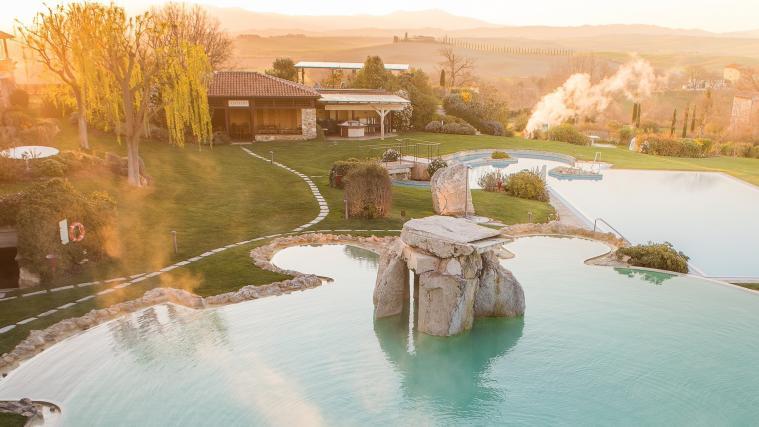 Inmitten der unberührten Hügellandschaft der Val D’Orcia in der toskanischen Provinz Siena bietet das ADLER Spa Resort THERMAE eine wahre Wohlfühloase umgeben von Weinbergen und Zypressenhainen.