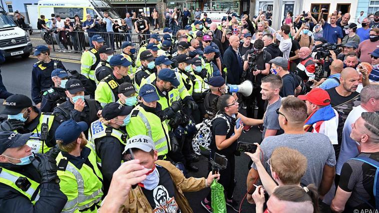 Polizei und Demonstranten stehen sich in Dover gegenüber.