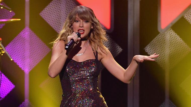 Sängerin Taylor Swift hat Whitney Houston eingeholt.
