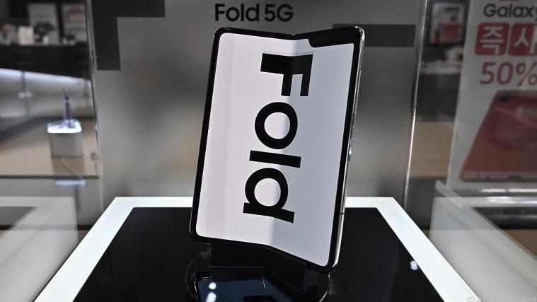 Samsung will faltbare Handys am Markt platzieren.