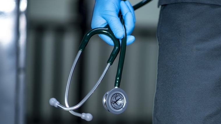 Schon seit Jahren leide man in Madrids Gesundheitswesen an einem Mangel an personellen und wirtschaftlichen Ressourcen.