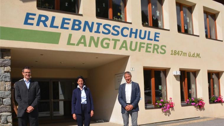 Seit dem Jahr 2000 gibt es die Erlebnisschule Langtaufers auf 1847 Metern Seehöhe: Klaus Wallnöfer, Direktor Schulsprengel Graun, und die Verantwortlichen der Erlebnisschule Helga Stecher und Wolfgang Thöni (v.l.).
