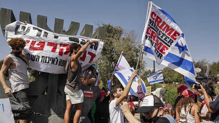 Seit Wochen fordern Demonstranten Netanyahus Rücktritt.