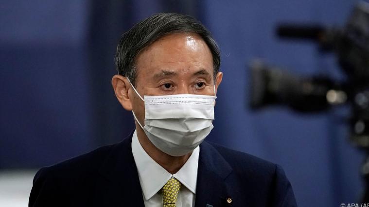 Suga nahm die Wahl mit Maske an.