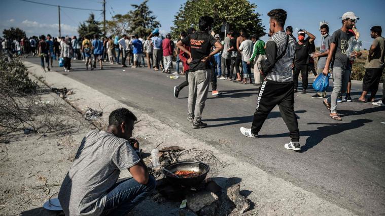 Tausende Migranten verbrachten auf Lesbos die Nacht im Freien.