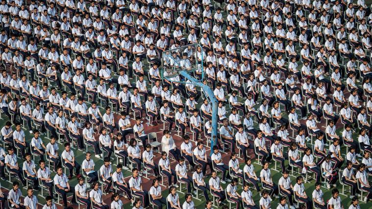 Unter strengen Schutzvorkehrungen kehrten rund 1,4 Millionen Kinder am Dienstag wieder zurück in ihre Klassen.