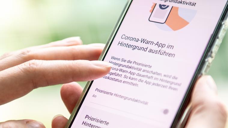 Verbraucher sollen nun mit einer Informationskampagne von den Vorteilen eines europaweiten Corona-Warnsystems per Smartphone überzeugt werden.