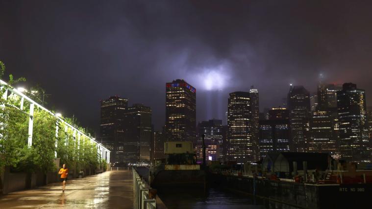 Zum Andenken markieren in den Nächten um das Datum herum in New York 2 blaue Lichtstrahlen die Orte der beiden Türme.