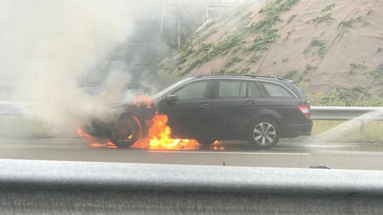 Am Auto entstand durch die Flammen ein erheblicher Schaden.