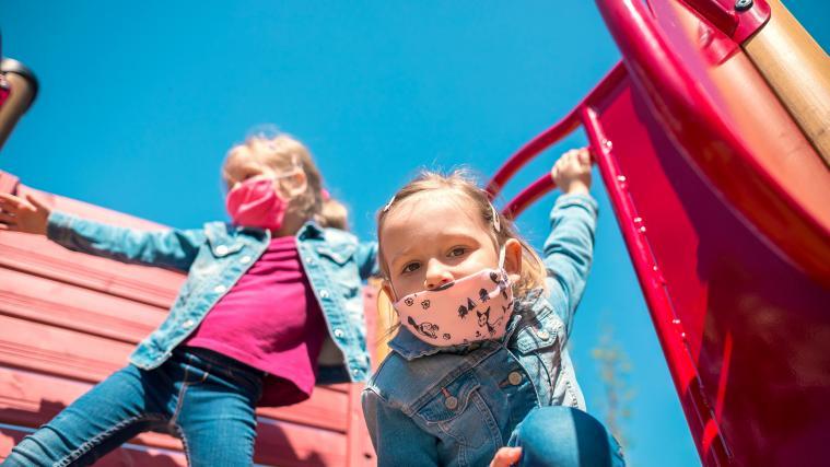 Auf einem gemeindeeigenen Spielplatz in Apulien ist ein fünfjähriges Kind von einer Rutsche gestürzt und hat sich den Oberarm gebrochen. Wer haftet in diesen Fällen?