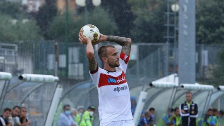Auf Fabian Tait stellt sich auf eine Regenschlacht in Salò ein.