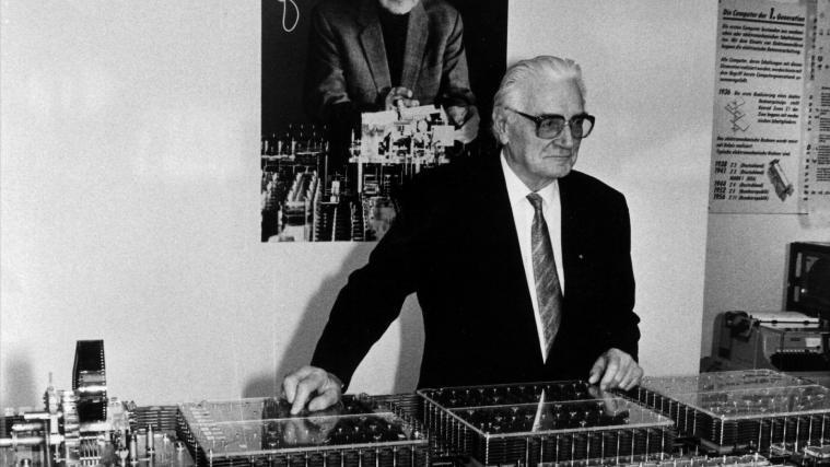Bauingenieur Konrad Zuse, Erfinder der Relaisrechenmaschine Z4 .