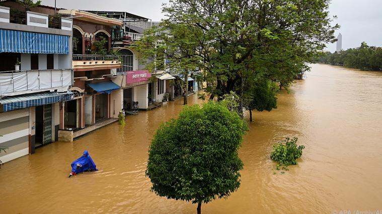 Bei den anhaltenden Überflutungen in Vietnam sind bereits über 100 Menschen ums Leben gekommen.